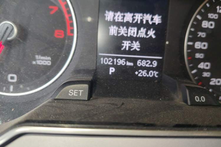 Used Audi A4L 2015 35 TFSI Automatic Comfort Model Odometer Close Up