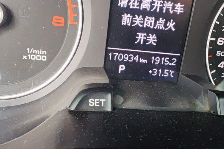 Used Audi A4L 2015 35 TFSI Automatic Comfort Model Odometer Close Up