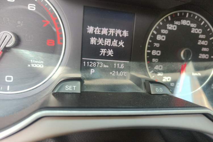 Used Audi A4L 2015 35 TFSI Automatic Standard Model Odometer Close Up