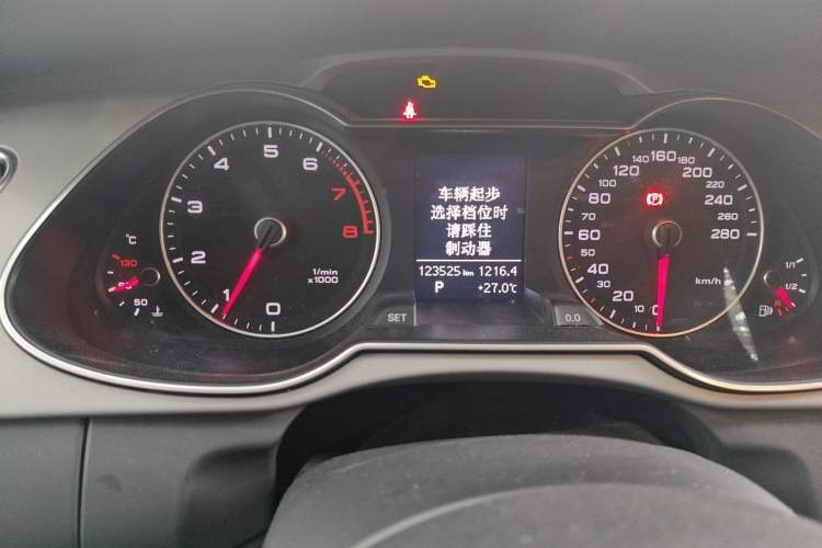 Used Audi A4L 2015 35 TFSI Automatic Comfort Model Odometer Close Up