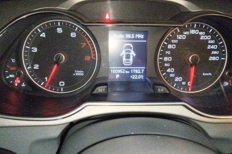 Used Audi A4L 2015 35 TFSI Automatic Standard Model Odometer Close Up