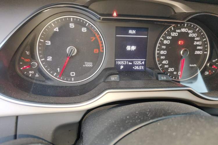 Used Audi A4L 2015 35 TFSI Automatic Comfort Model Odometer Close Up