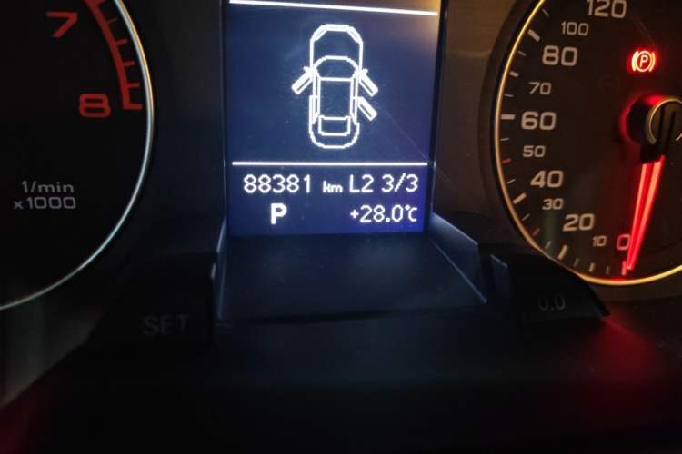 Used Audi A4L 2015 35 TFSI Automatic Comfort Model Odometer Close Up
