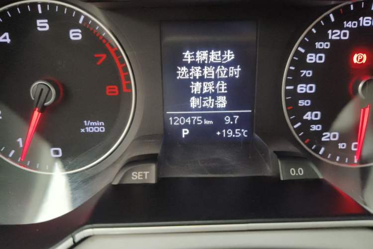 Used Audi A4L 2015 35 TFSI Automatic Comfort Model Odometer Close Up