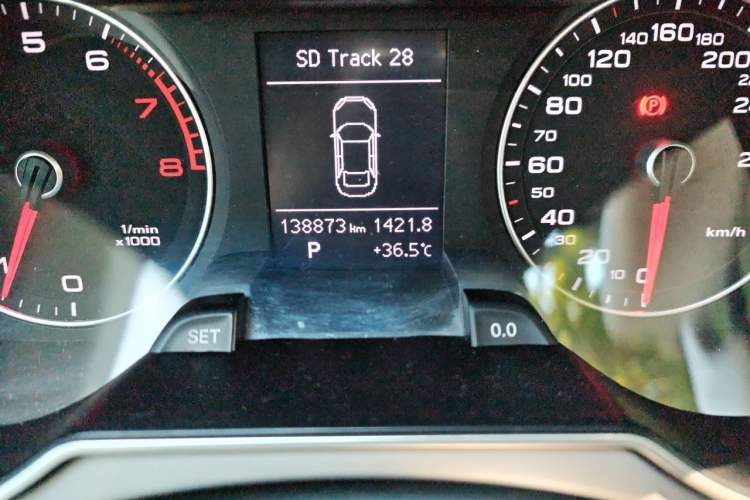 Used Audi A4L 2015 35 TFSI Automatic Standard Model Odometer Close Up