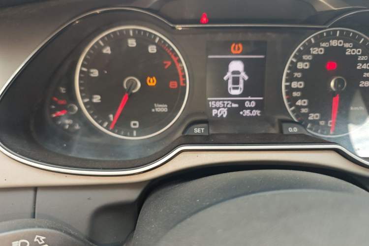 Used Audi A4L 2015 35 TFSI Automatic Comfort Model Odometer Close Up