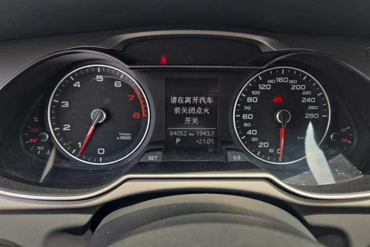 Used Audi A4L 2015 35 TFSI Automatic Comfort Model Odometer Close Up