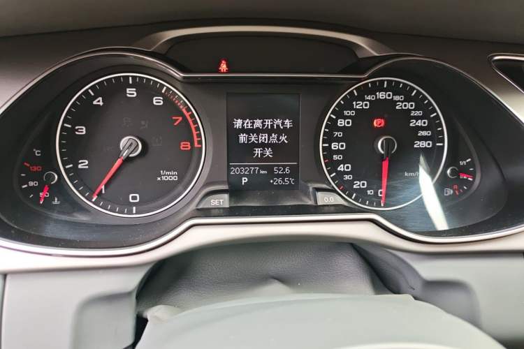 Used Audi A4L 2015 35 TFSI Automatic Comfort Model Odometer Close Up