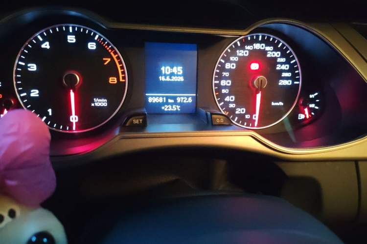 Used Audi A4L 2015 35 TFSI Automatic Comfort Model Odometer Close Up