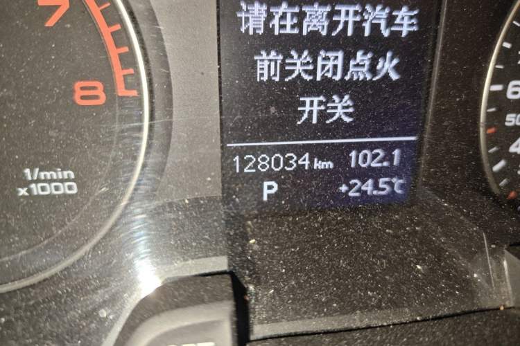 Used Audi A4L 2015 35 TFSI Automatic Standard Model Odometer Close Up