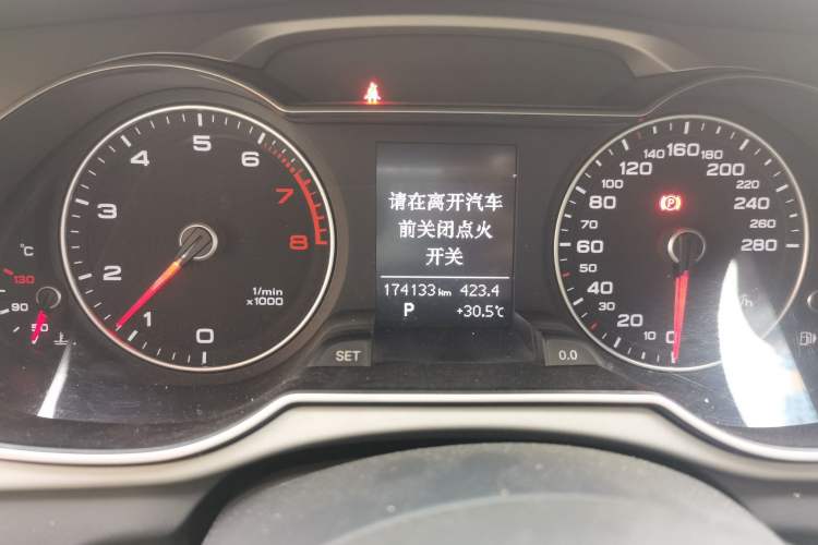 Used Audi A4L 2015 35 TFSI Automatic Comfort Model Odometer Close Up