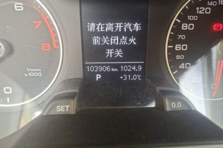 Used Audi A4L 2015 35 TFSI Automatic Comfort Model Odometer Close Up