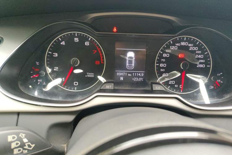 Used Audi A4L 2015 35 TFSI Automatic Standard Model Odometer Close Up