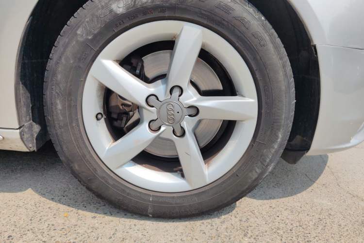 Used Audi A4L 2015 35 TFSI Automatic Standard Model Right Front Wheel Hub