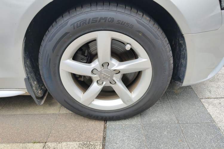 Used Audi A4L 2015 35 TFSI Automatic Standard Model Right Front Wheel Hub