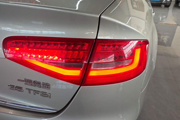 Used Audi A4L 2015 35 TFSI Automatic Standard Model Right Rear Taillight