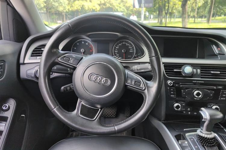 Used Audi A4L 2015 35 TFSI Automatic Standard Model Steering Wheel