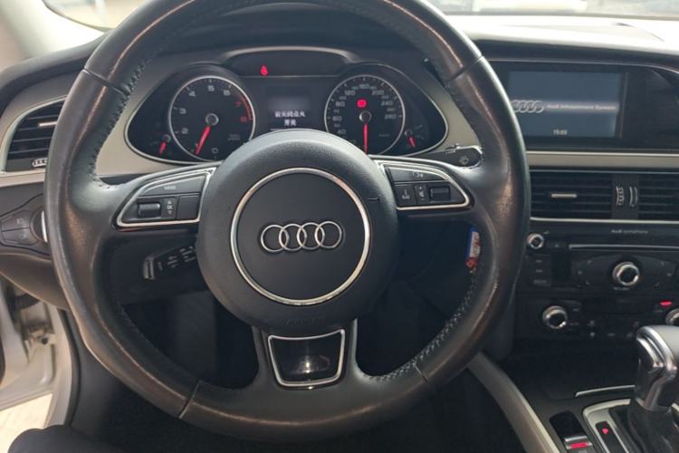 Used Audi A4L 2015 35 TFSI Automatic Standard Model Steering Wheel