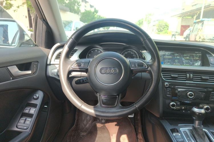Used Audi A4L 2015 35 TFSI Automatic Standard Model Steering Wheel