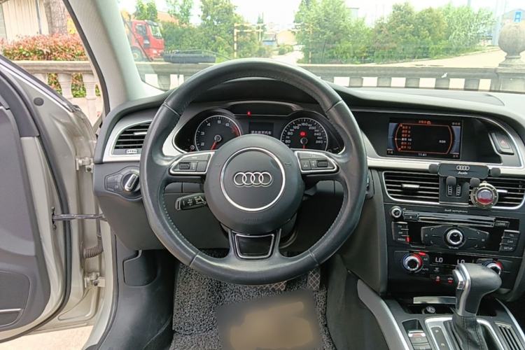 Used Audi A4L 2015 35 TFSI Automatic Standard Model Steering Wheel