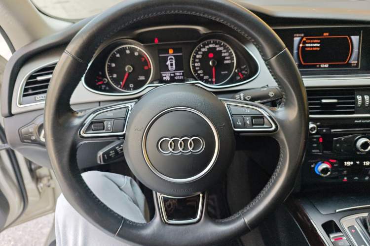 Used Audi A4L 2015 35 TFSI Automatic Comfort Model Steering Wheel
