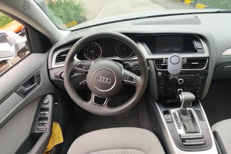 Used Audi A4L 2015 35 TFSI Automatic Standard Model Steering Wheel