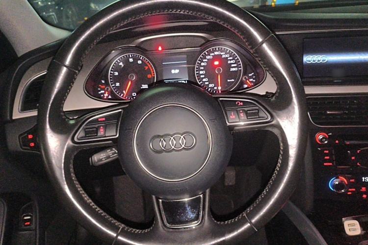 Used Audi A4L 2015 35 TFSI Automatic Standard Model Steering Wheel