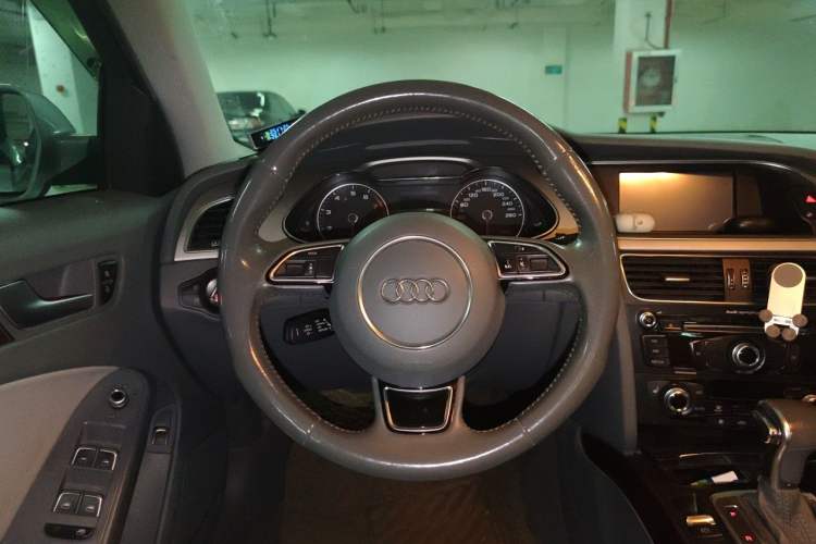 Used Audi A4L 2015 35 TFSI Automatic Comfort Model Steering Wheel