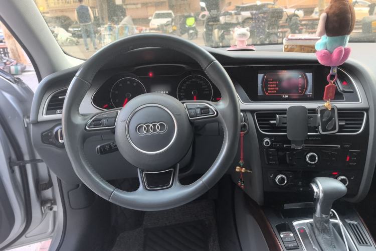 Used Audi A4L 2015 35 TFSI Automatic Comfort Model Steering Wheel