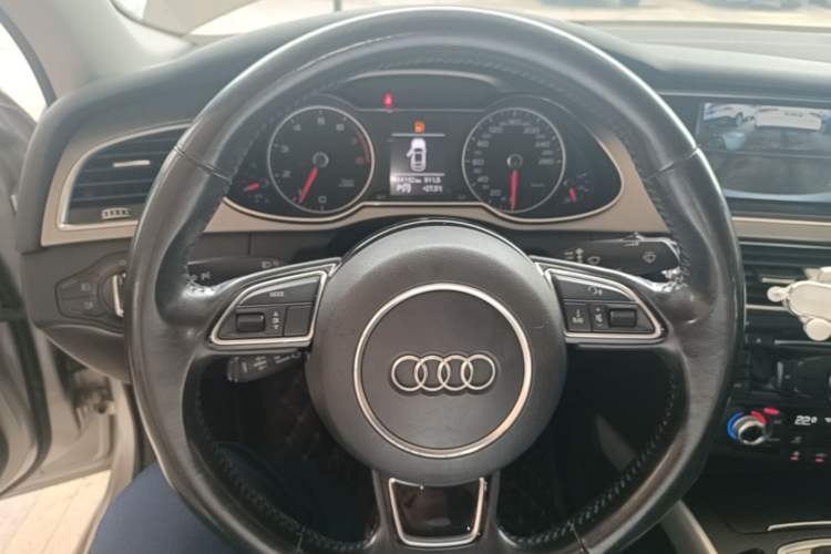 Used Audi A4L 2015 35 TFSI Automatic Standard Model Steering Wheel