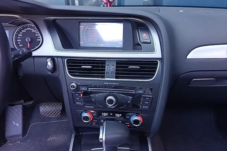 Used Audi A4L 2015 35 TFSI Automatic Standard Model Audio And AC Panel