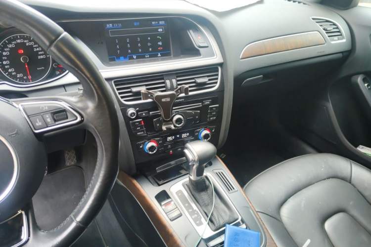 Used Audi A4L 2015 35 TFSI Automatic Comfort Model Audio And AC Panel