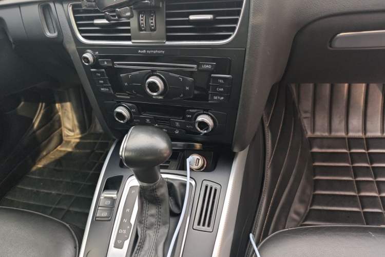 Used Audi A4L 2015 35 TFSI Automatic Standard Model Audio And AC Panel