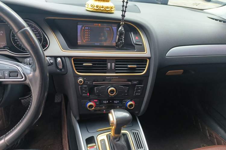 Used Audi A4L 2015 35 TFSI Automatic Standard Model Audio And AC Panel