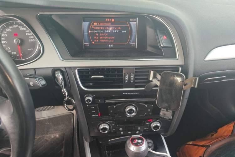 Used Audi A4L 2015 35 TFSI Automatic Standard Model Audio And AC Panel