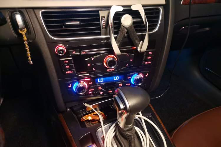 Used Audi A4L 2015 35 TFSI Automatic Comfort Model Audio And AC Panel