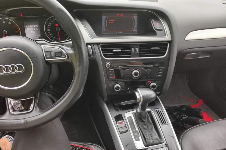 Used Audi A4L 2015 35 TFSI Automatic Standard Model Audio And AC Panel