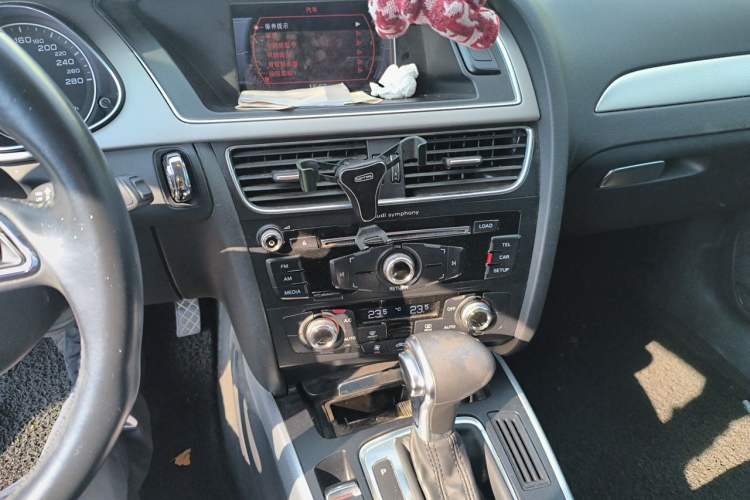 Used Audi A4L 2015 35 TFSI Automatic Standard Model Audio And AC Panel