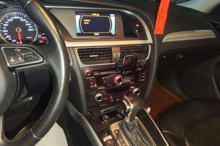 Used Audi A4L 2015 35 TFSI Automatic Standard Model Audio And AC Panel