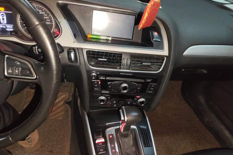 Used Audi A4L 2015 35 TFSI Automatic Standard Model Audio And AC Panel