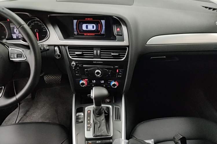 Used Audi A4L 2015 35 TFSI Automatic Standard Model Audio And AC Panel