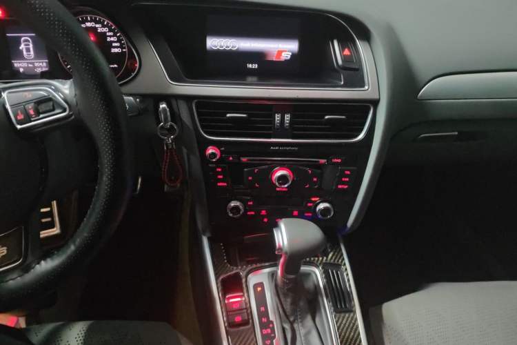Used Audi A4L 2015 35 TFSI Automatic Standard Model Audio And AC Panel