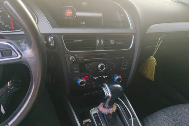 Used Audi A4L 2015 35 TFSI Automatic Standard Model Audio And AC Panel