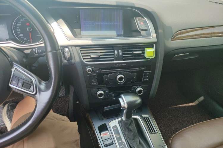 Used Audi A4L 2015 35 TFSI Automatic Standard Model Audio And AC Panel