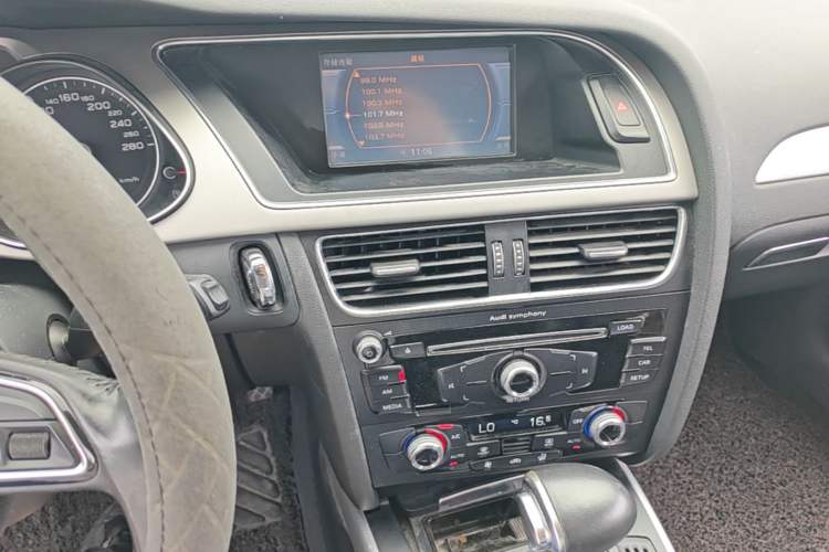 Used Audi A4L 2015 35 TFSI Automatic Standard Model Audio And AC Panel