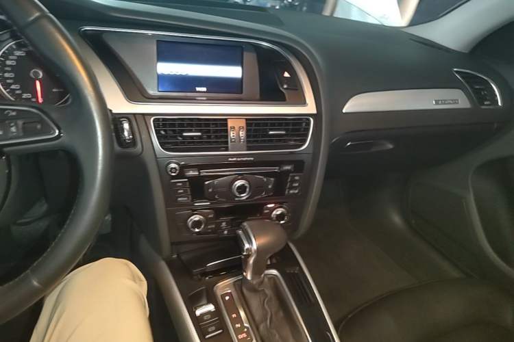 Used Audi A4L 2015 45 TFSI quattro Individual Sport Edition Audio And AC Panel