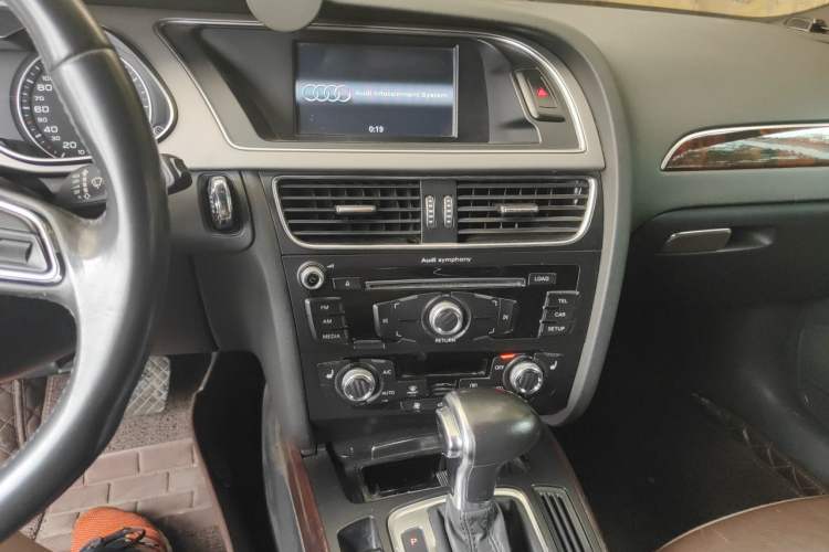 Used Audi A4L 2015 35 TFSI Automatic Comfort Model Audio And AC Panel
