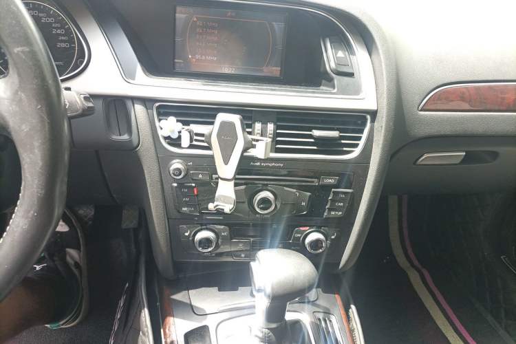 Used Audi A4L 2015 35 TFSI Automatic Comfort Model Audio And AC Panel