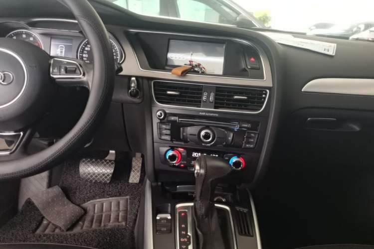 Used Audi A4L 2015 35 TFSI Automatic Standard Model Audio And AC Panel