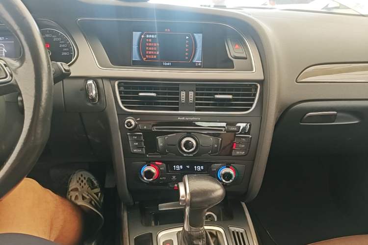 Used Audi A4L 2015 35 TFSI Automatic Standard Model Audio And AC Panel
